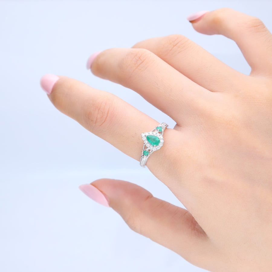 Exquisite Charm: Gia 14K White Gold Pear-Cut Natural Zambian Emerald Ring